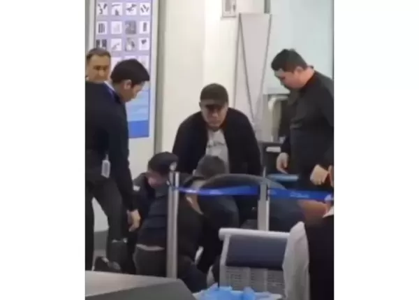 나를 잡고 여자는 풀어줘라... 흉기 든 공항 인질범 맨손으로 단숨에 제압한 50대 남성