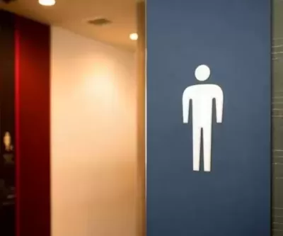 男화장실 통해서 가는 흡연실 만든 회사... 여성 흡연자들 결국 선 넘었다