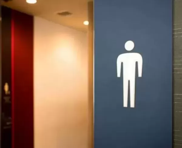 男화장실 통해서 가는 흡연실 만든 회사... 여성 흡연자들 결국 선 넘었다