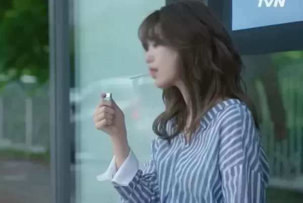 男화장실 통해서 가는 흡연실 만든 회사... 여성 흡연자들 결국 선 넘었다