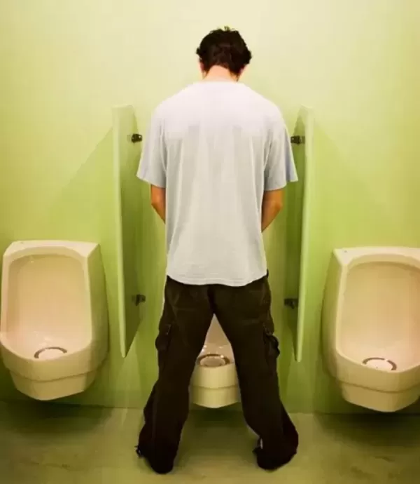 男화장실 통해서 가는 흡연실 만든 회사... 여성 흡연자들 결국 선 넘었다