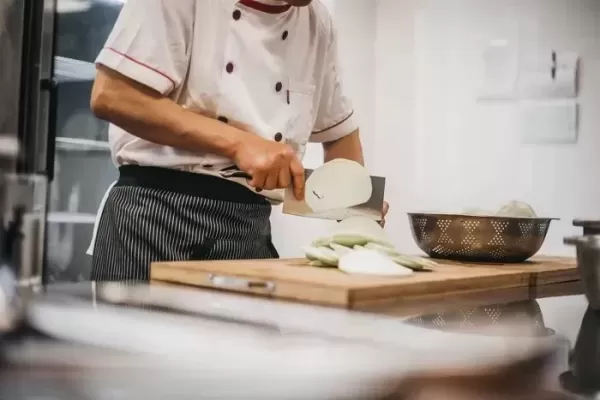 한달 100만원밖에 못 벌면 길거리 음식이나 먹길... 중국 유명 훠궈 전문점 대표의 황당 발언
