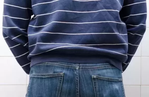 술집 테이블에 소변테러한 손님... 치우고 가라니 경찰 신고했으니 안 치워도 돼