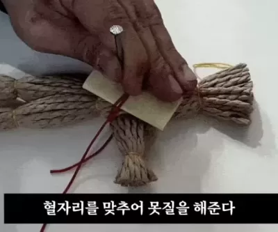 이름적은 뒤 못질하고 불에 태워라... 스트레스 해소 상품이라는 저주인형 논란