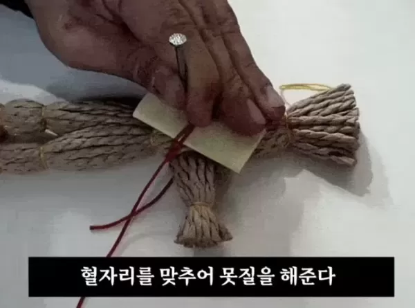 이름적은 뒤 못질하고 불에 태워라... 스트레스 해소 상품이라는 저주인형 논란