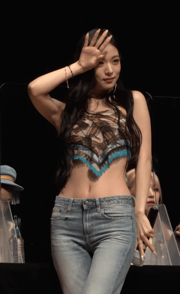프로미스나인 이채영 허리 골반 몸매