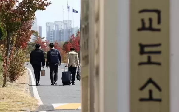 마약사범 급증해 수용인원 늘어...감방 좁아 인권침해 당했다며 소송하는 재소자들