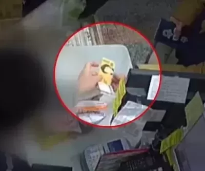 웃고 있는 신사임당... 10만원에 산 가짜 돈으로 담배 구매하다 걸린 40대