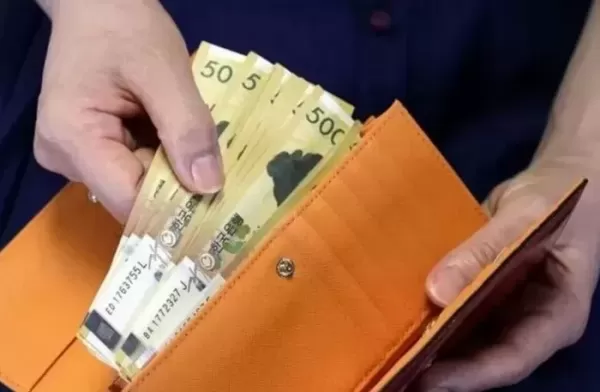 웃고 있는 신사임당... 10만원에 산 가짜 돈으로 담배 구매하다 걸린 40대