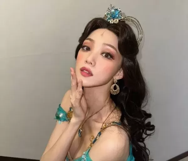 이성경, 자스민 공주로 변신... 11자 복근·개미허리·볼륨감 아찔