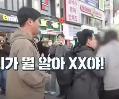 윤석열 즉시 파면 1인 시위하던 김동연에 맥주캔 집어던지며 항의한 시민 (영상)