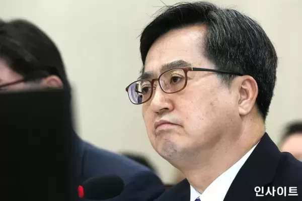 윤석열 즉시 파면 1인 시위하던 김동연에 맥주캔 집어던지며 항의한 시민 (영상)
