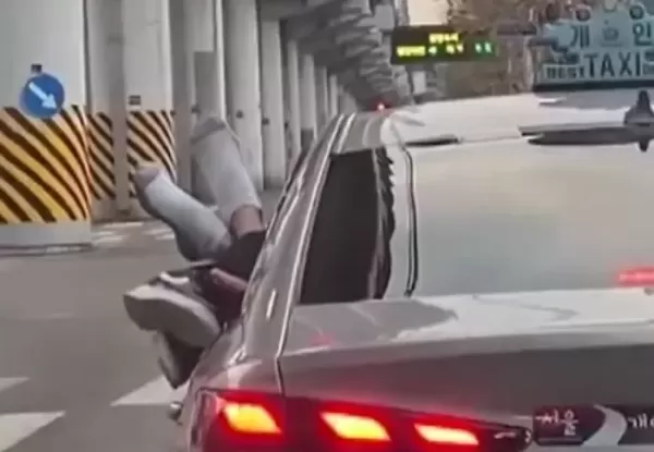 주행 중인 택시서 창밖으로 양 발 내민 남성 (사진)