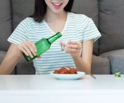 술이 물처럼 느껴져요... 몸에 중독 치료 칩 이식한 알코올 중독 여성의 근황