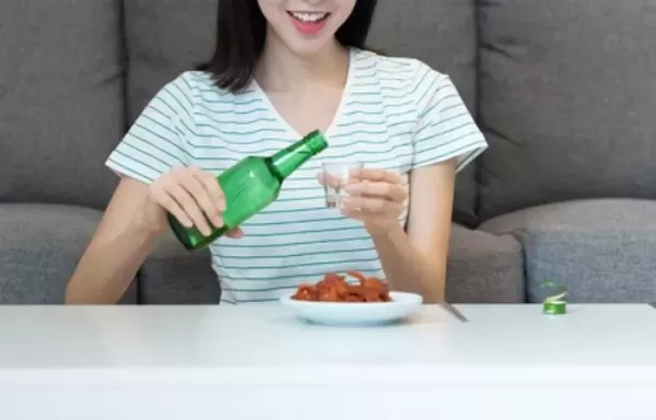 술이 물처럼 느껴져요... 몸에 중독 치료 칩 이식한 알코올 중독 여성의 근황