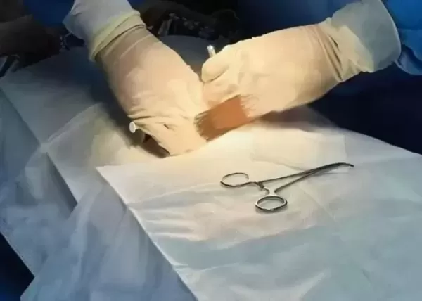 술이 물처럼 느껴져요... 몸에 중독 치료 칩 이식한 알코올 중독 여성의 근황