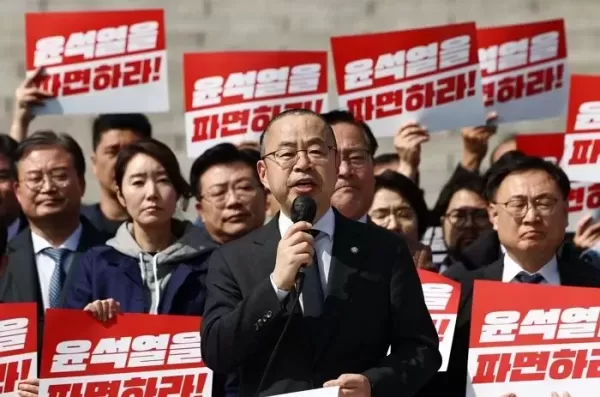 尹 조기 파면 촉구하며 삭발식 감행한 민주당 의원들