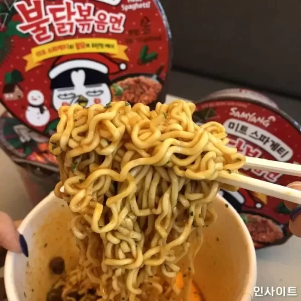 농심·삼양 대박 터졌다... 한국라면 너무 맛있어요 해외수출액 30% 급증