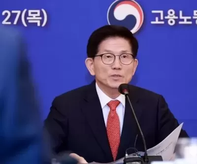 여권 대권후보 1위 김문수 노동부장관... 주 64시간 연장근로 확대 검토