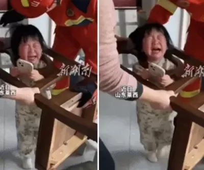 의자 등받이에 머리 껴 발 동동 구르며 살려주세요 애원하는 아이 (영상)