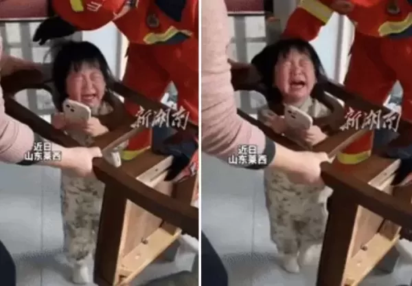의자 등받이에 머리 껴 발 동동 구르며 살려주세요 애원하는 아이 (영상)