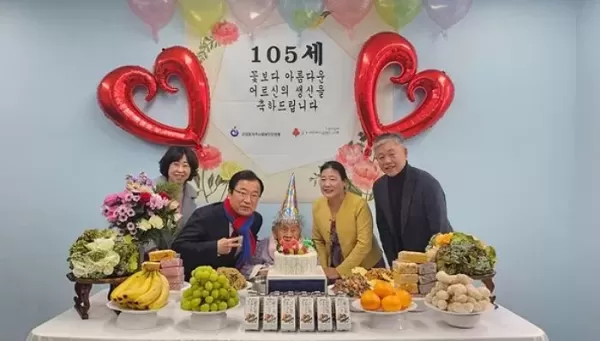 105세 할머니 생신파티 참석해 축하해준 5세 아이들