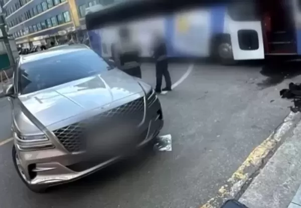 왕복 2차로 한 가운데 차 세우고 잠적한 운전자... 결국 견인 엔딩 맞았다